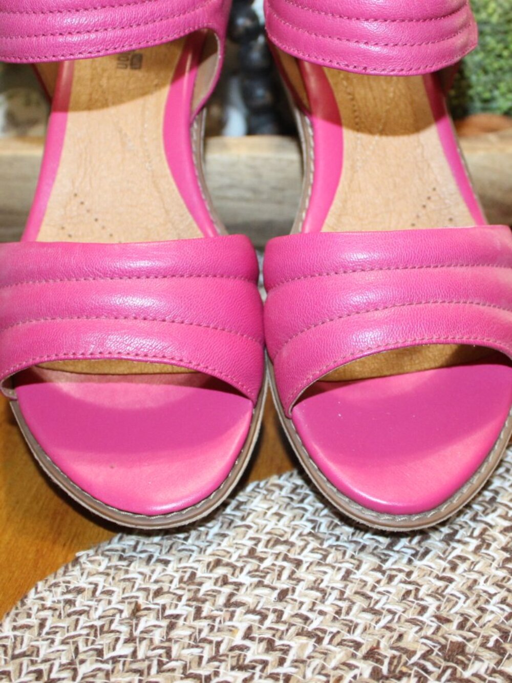 NWT Clark Hazelle Alba Quilted strap wedge sandals 9 1/2 WIDE FABULOUS!! - Picture 4 of 13